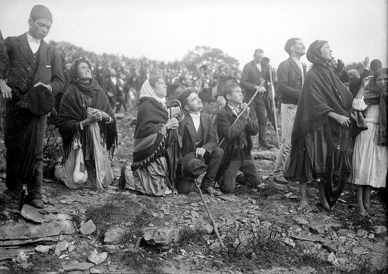 Foule scrutant le ciel à la Cova da Iria le 13 octobre 1917.